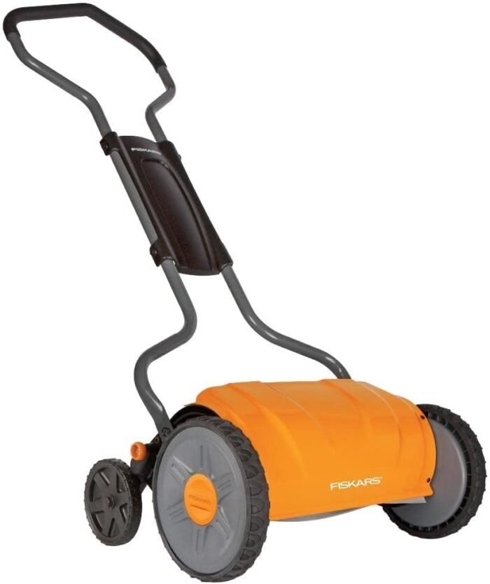 Fiskars Push Reel Lawn Mower, StaySharp, Self-Propelled Manual Eco-Friendly Cordless Grass Trimmer, 17" Cut Width